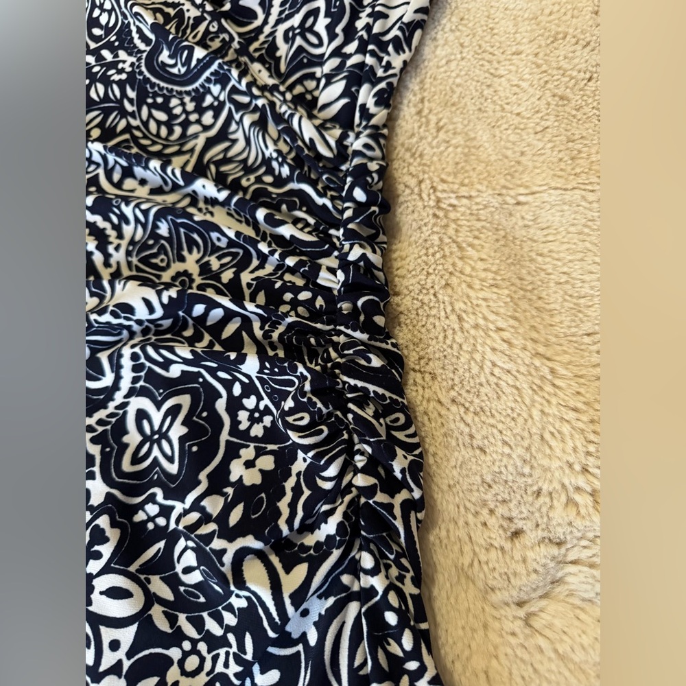 Chaps faux wrap paisley fit and flare dress. Size Medium - Picture 6 of 10